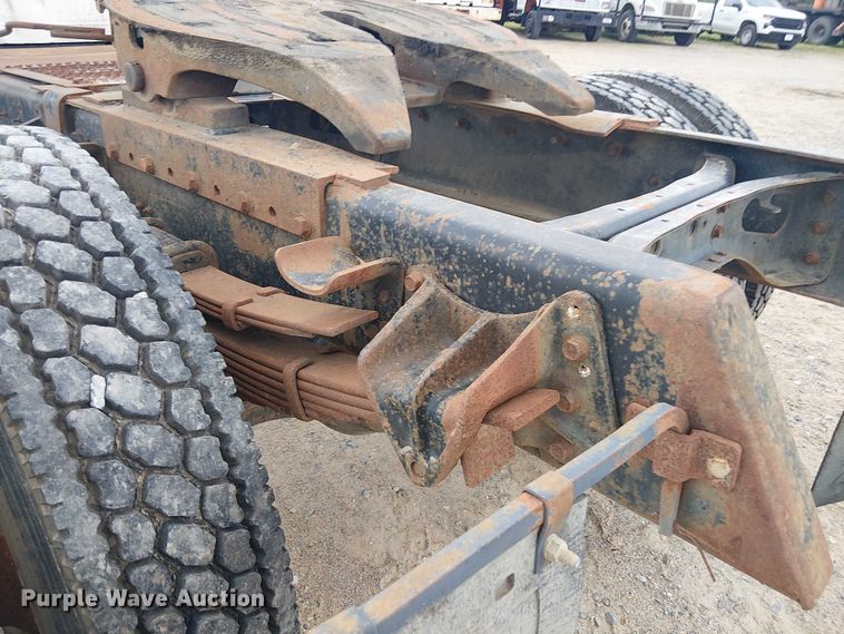 image for item DU3117 1993 International 4900 semi truck