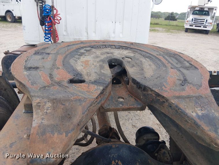 image for item DU3117 1993 International 4900 semi truck