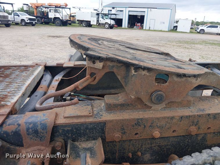 image for item DU3117 1993 International 4900 semi truck