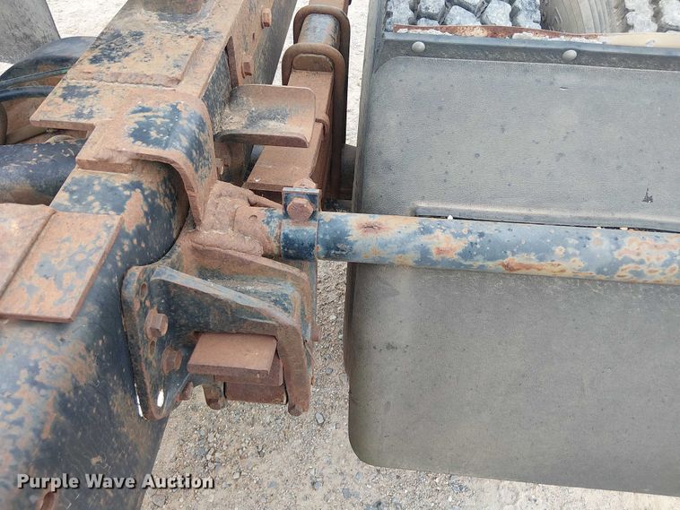 image for item DU3117 1993 International 4900 semi truck