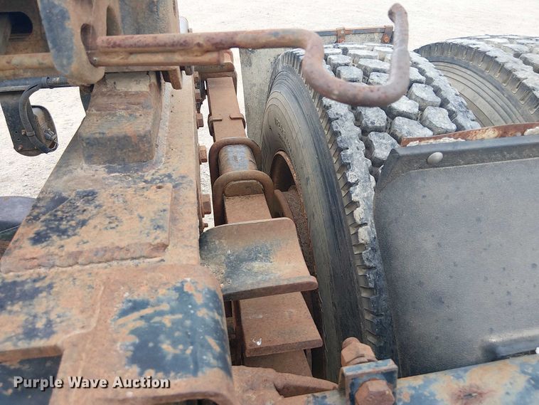 image for item DU3117 1993 International 4900 semi truck