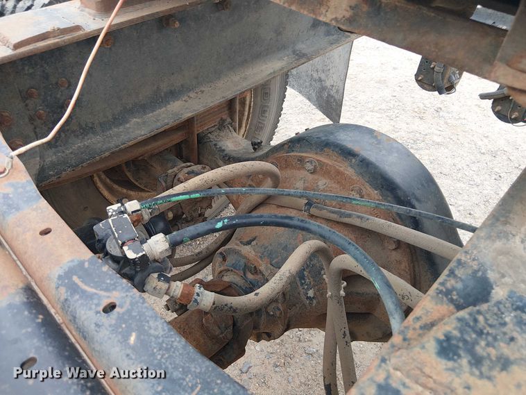 image for item DU3117 1993 International 4900 semi truck