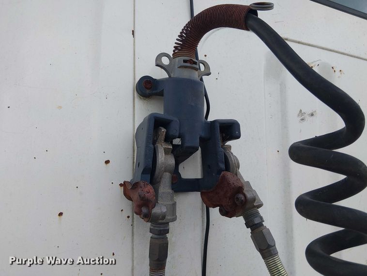 image for item DU3117 1993 International 4900 semi truck