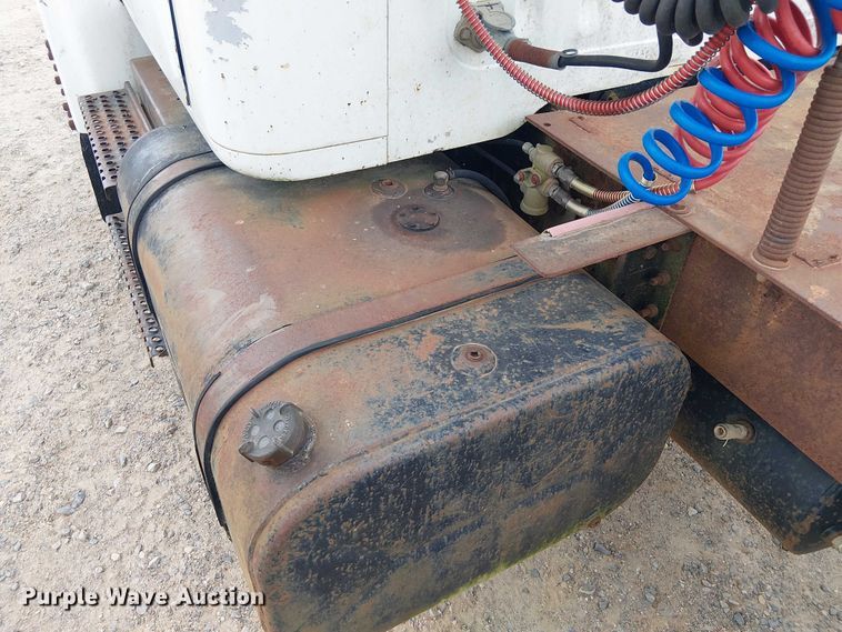 image for item DU3117 1993 International 4900 semi truck