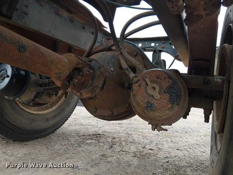 image for item DU3117 1993 International 4900 semi truck