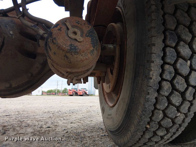 image for item DU3117 1993 International 4900 semi truck