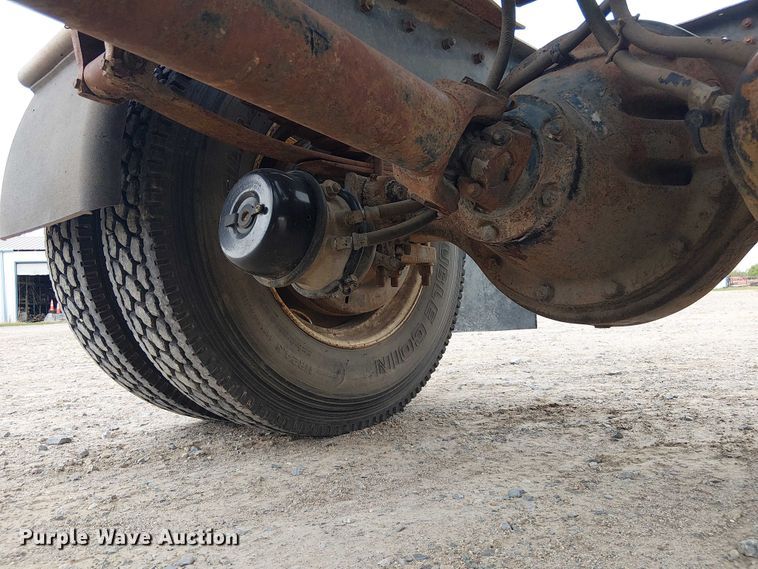 image for item DU3117 1993 International 4900 semi truck