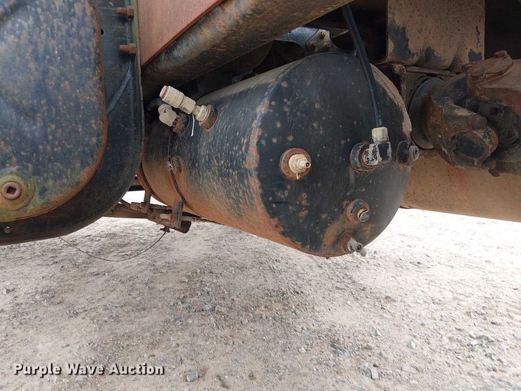 image for item DU3117 1993 International 4900 semi truck