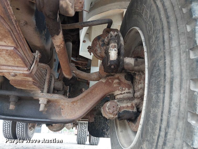 image for item DU3117 1993 International 4900 semi truck