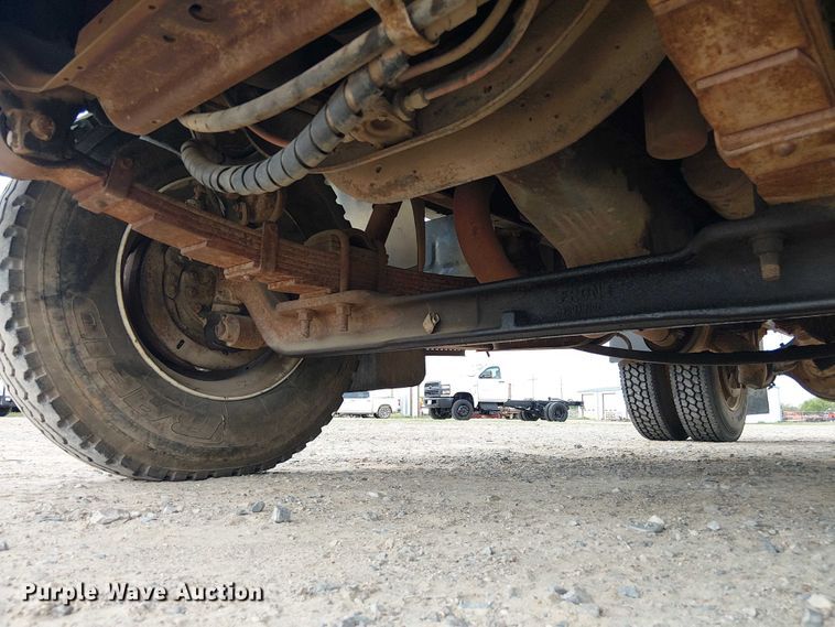 image for item DU3117 1993 International 4900 semi truck