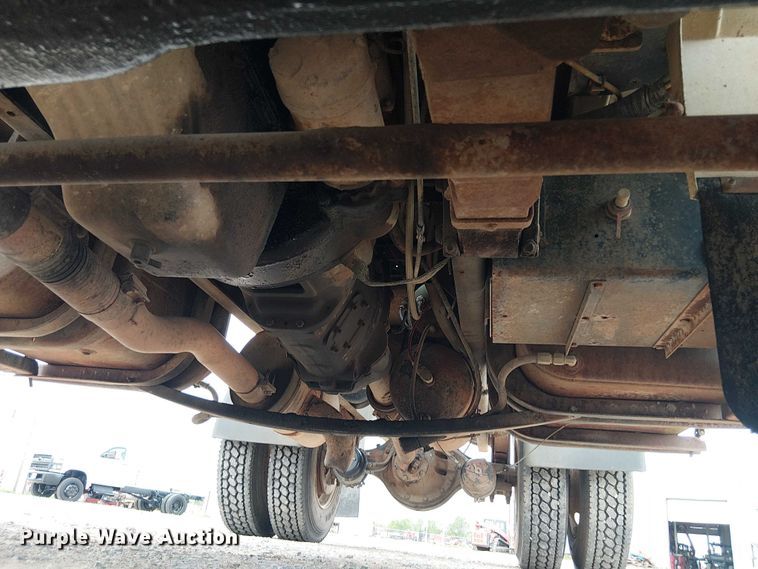 image for item DU3117 1993 International 4900 semi truck