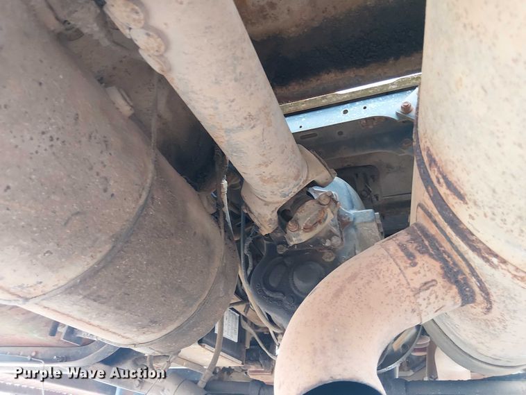 image for item DU3117 1993 International 4900 semi truck