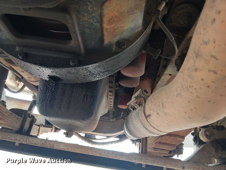 image for item DU3117 1993 International 4900 semi truck