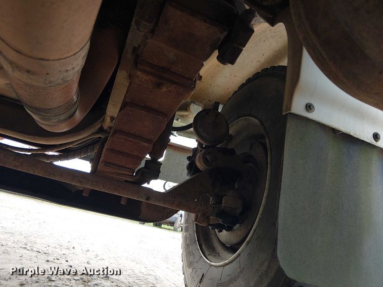 image for item DU3117 1993 International 4900 semi truck