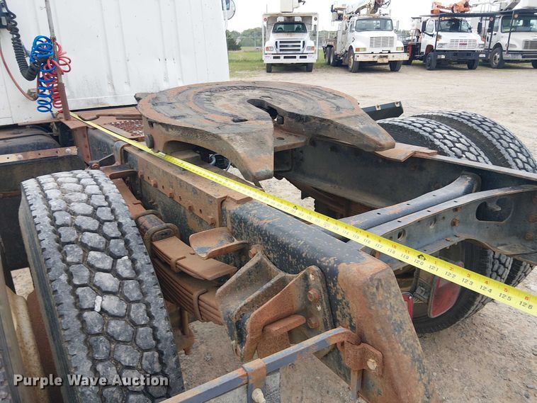 image for item DU3117 1993 International 4900 semi truck