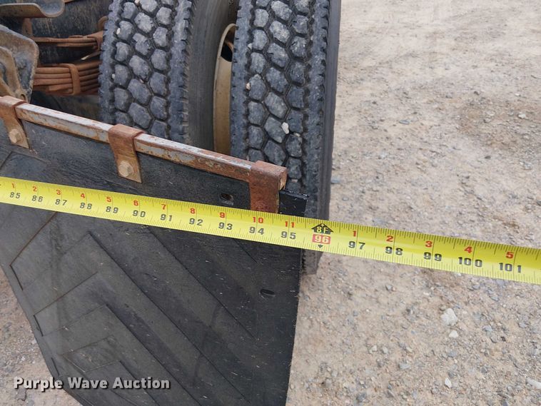 image for item DU3117 1993 International 4900 semi truck