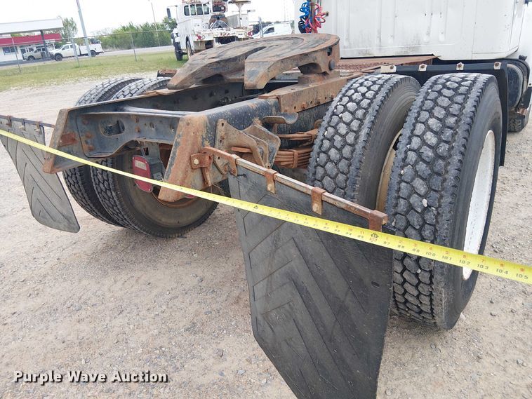 image for item DU3117 1993 International 4900 semi truck