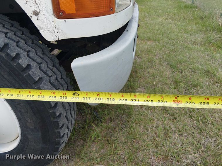 image for item DU3117 1993 International 4900 semi truck