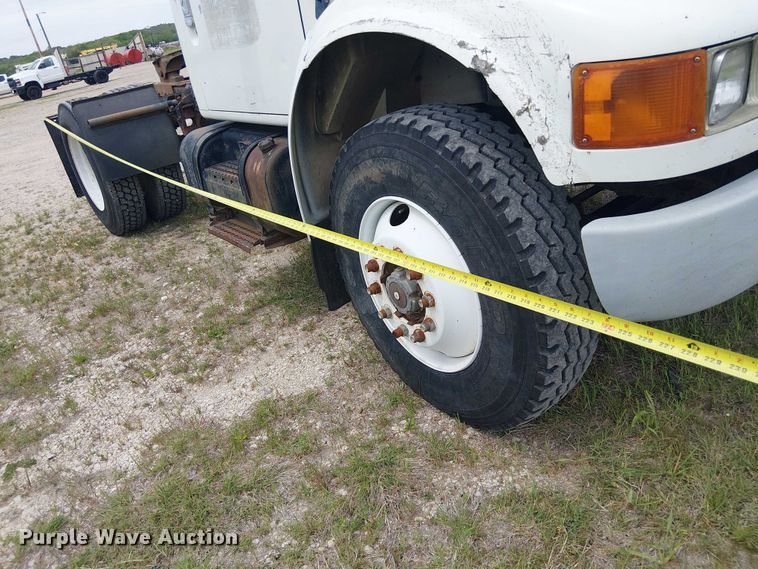 image for item DU3117 1993 International 4900 semi truck