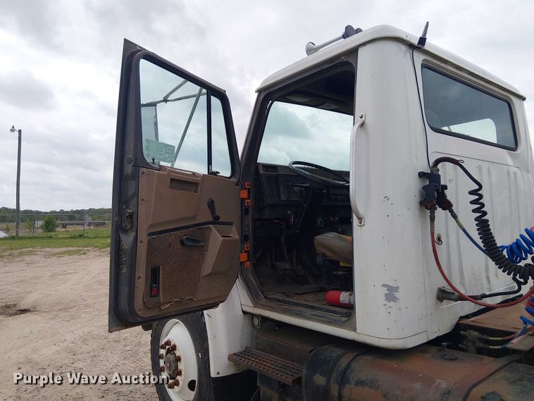 image for item DU3117 1993 International 4900 semi truck