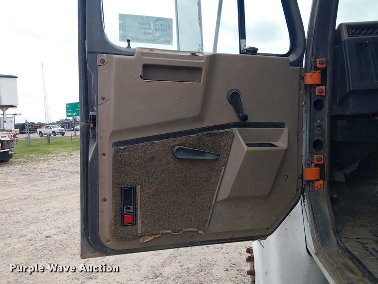 image for item DU3117 1993 International 4900 semi truck