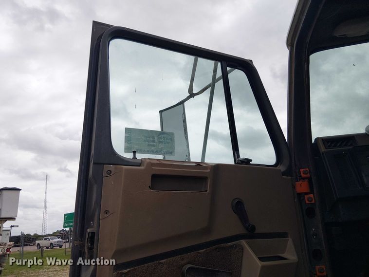 image for item DU3117 1993 International 4900 semi truck