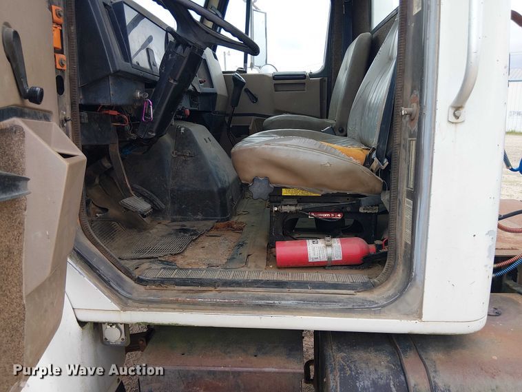 image for item DU3117 1993 International 4900 semi truck