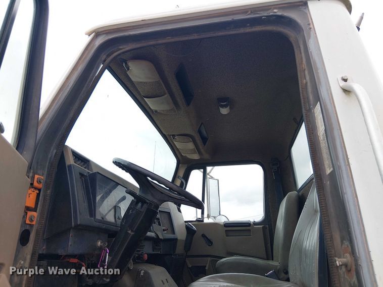 image for item DU3117 1993 International 4900 semi truck