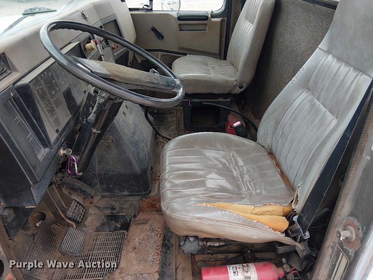 image for item DU3117 1993 International 4900 semi truck