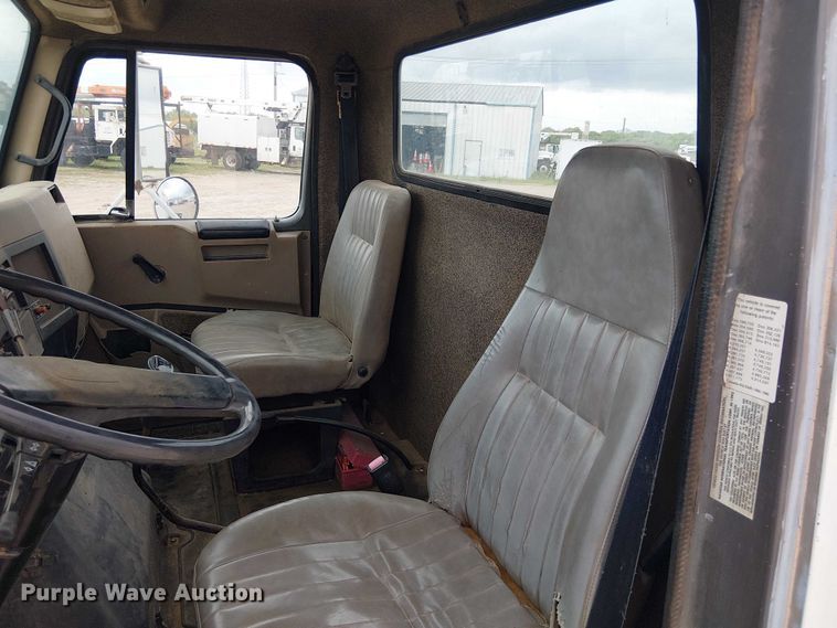 image for item DU3117 1993 International 4900 semi truck