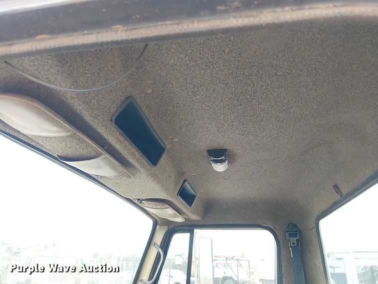 image for item DU3117 1993 International 4900 semi truck