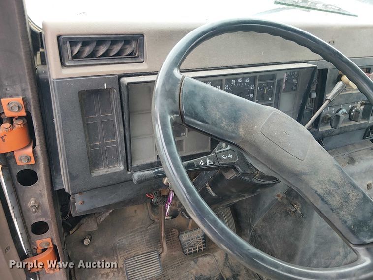 image for item DU3117 1993 International 4900 semi truck