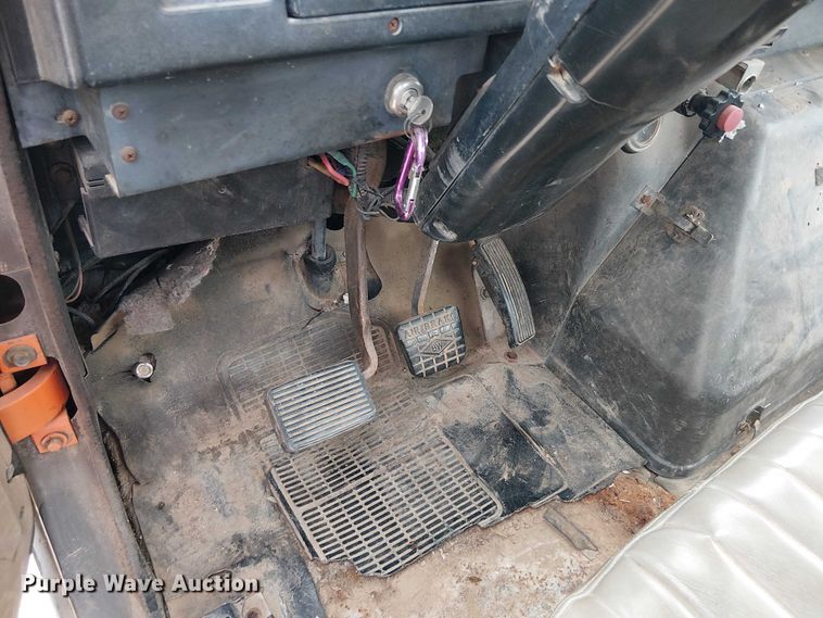 image for item DU3117 1993 International 4900 semi truck