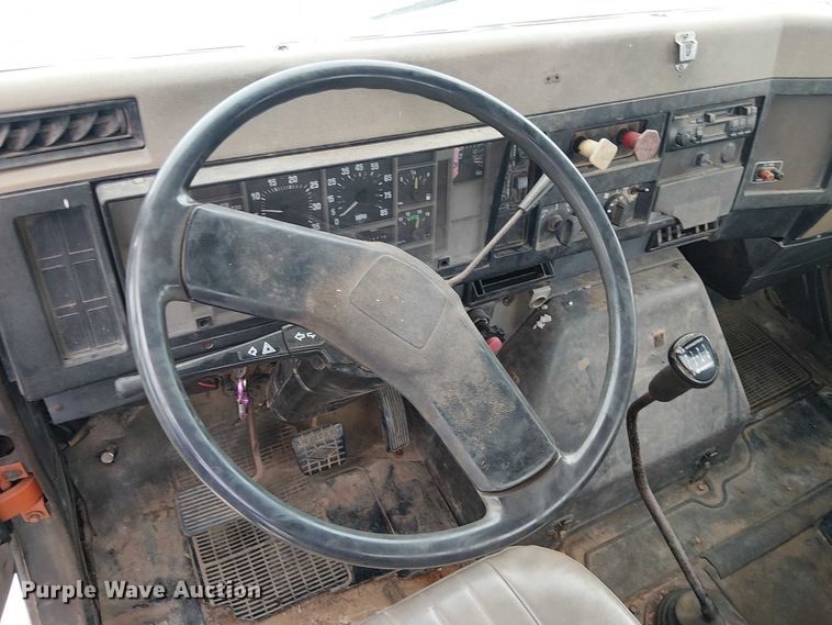 image for item DU3117 1993 International 4900 semi truck