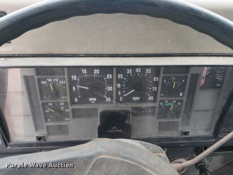 image for item DU3117 1993 International 4900 semi truck