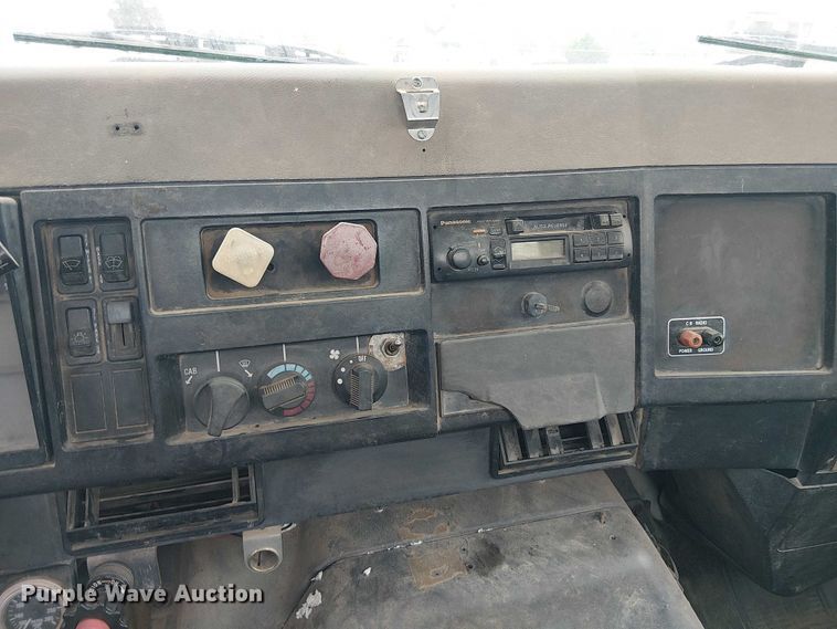 image for item DU3117 1993 International 4900 semi truck