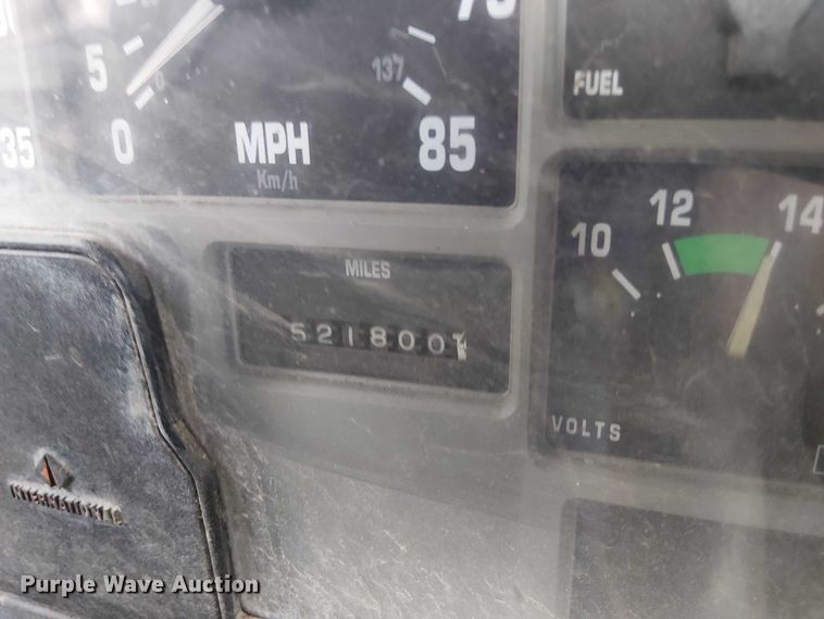 image for item DU3117 1993 International 4900 semi truck