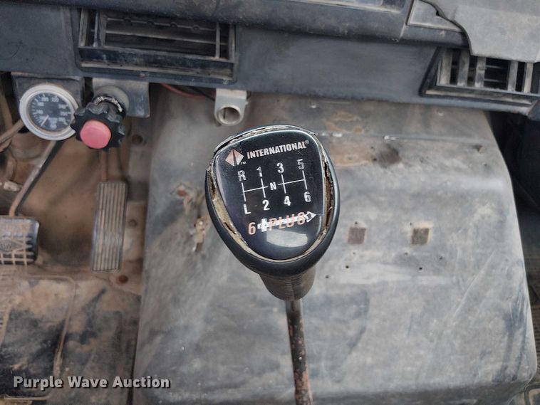 image for item DU3117 1993 International 4900 semi truck