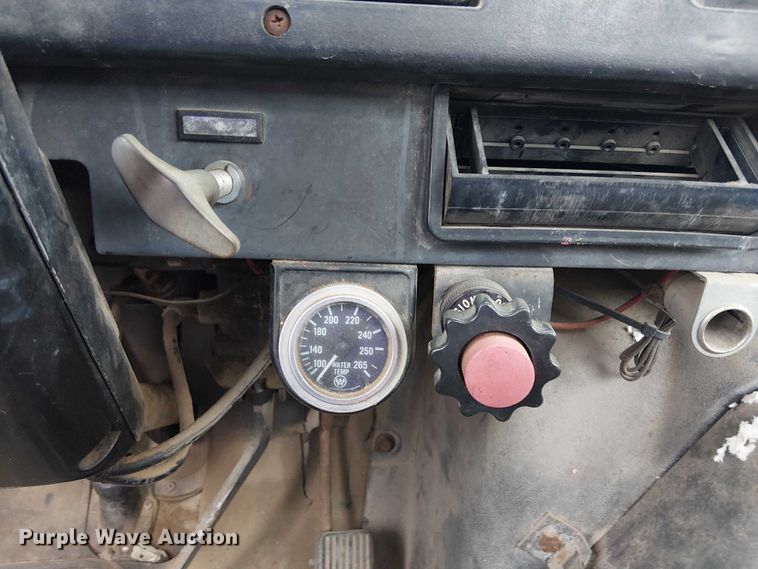 image for item DU3117 1993 International 4900 semi truck