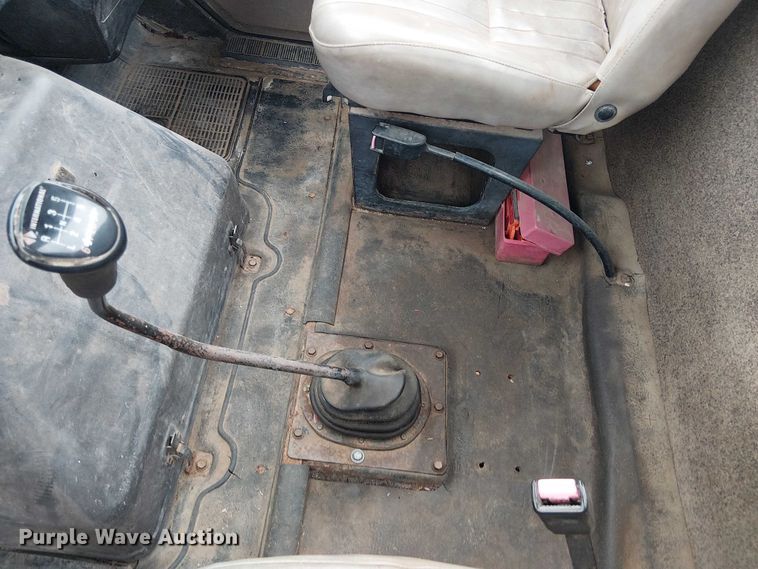 image for item DU3117 1993 International 4900 semi truck