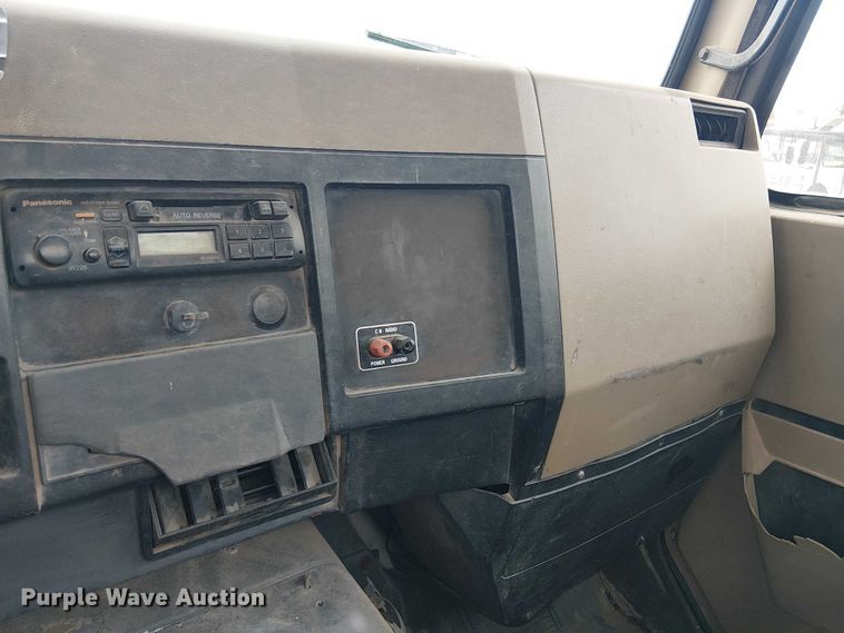 image for item DU3117 1993 International 4900 semi truck