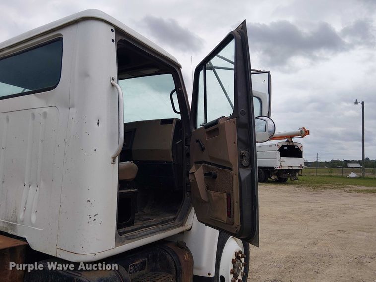 image for item DU3117 1993 International 4900 semi truck