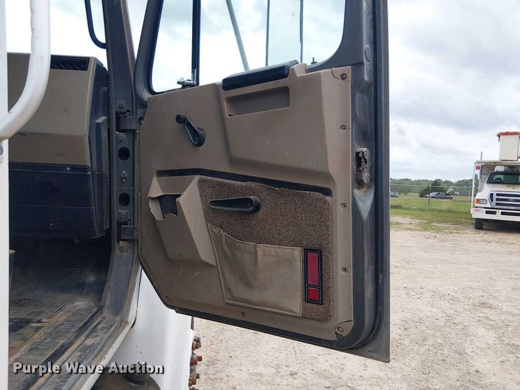 image for item DU3117 1993 International 4900 semi truck