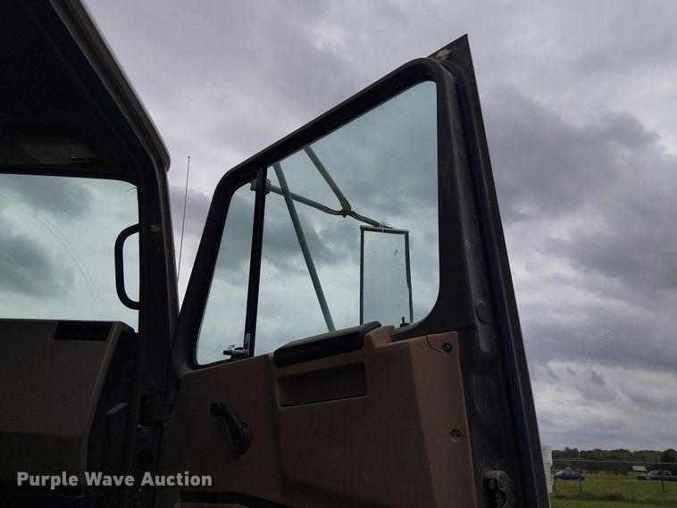 image for item DU3117 1993 International 4900 semi truck