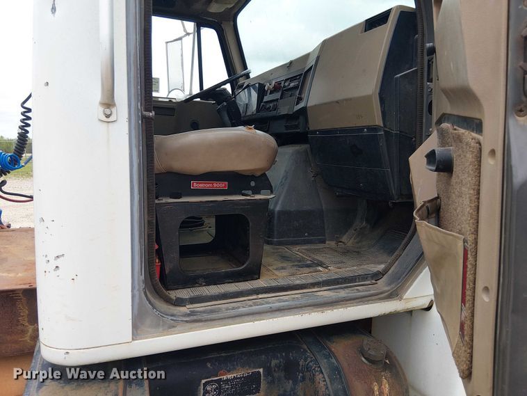 image for item DU3117 1993 International 4900 semi truck