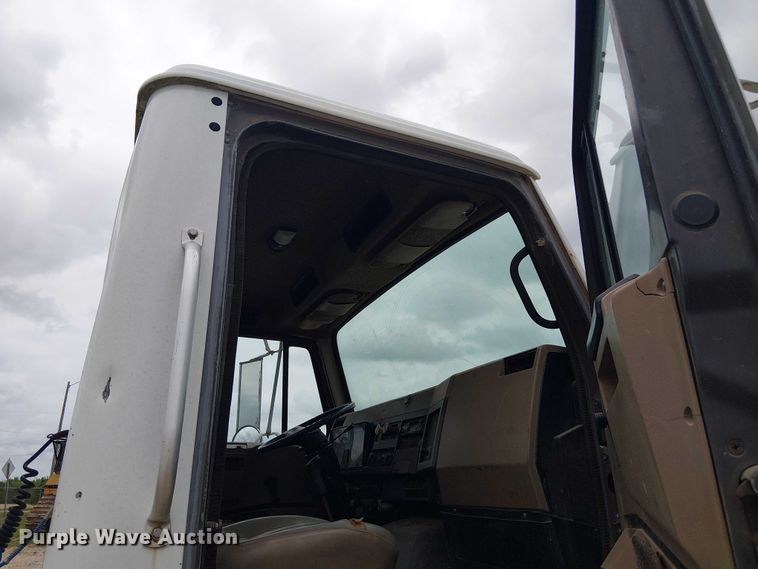 image for item DU3117 1993 International 4900 semi truck