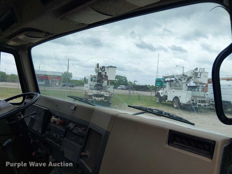 image for item DU3117 1993 International 4900 semi truck