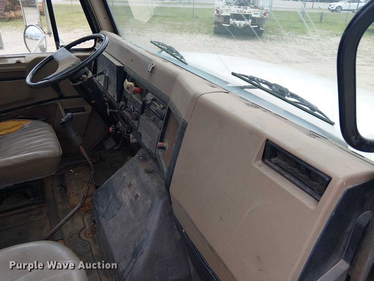 image for item DU3117 1993 International 4900 semi truck