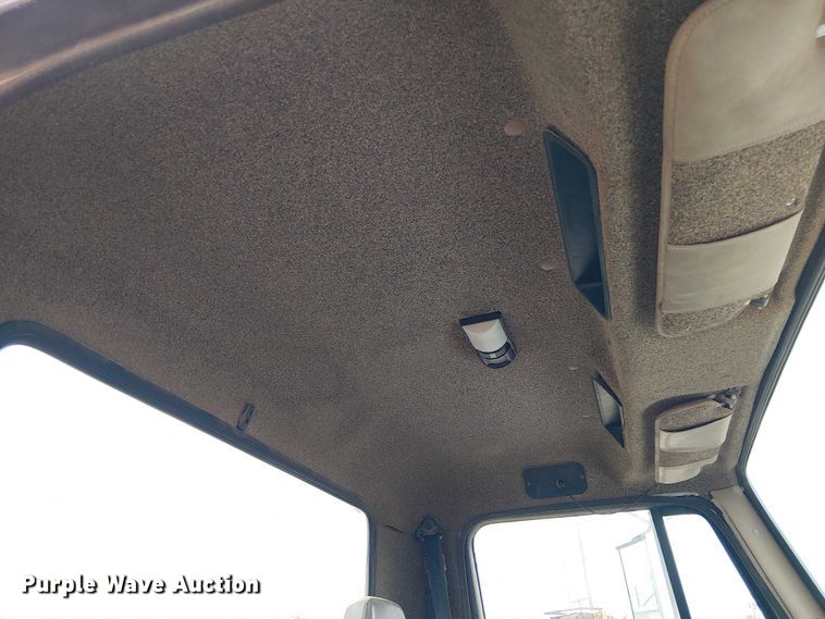 image for item DU3117 1993 International 4900 semi truck