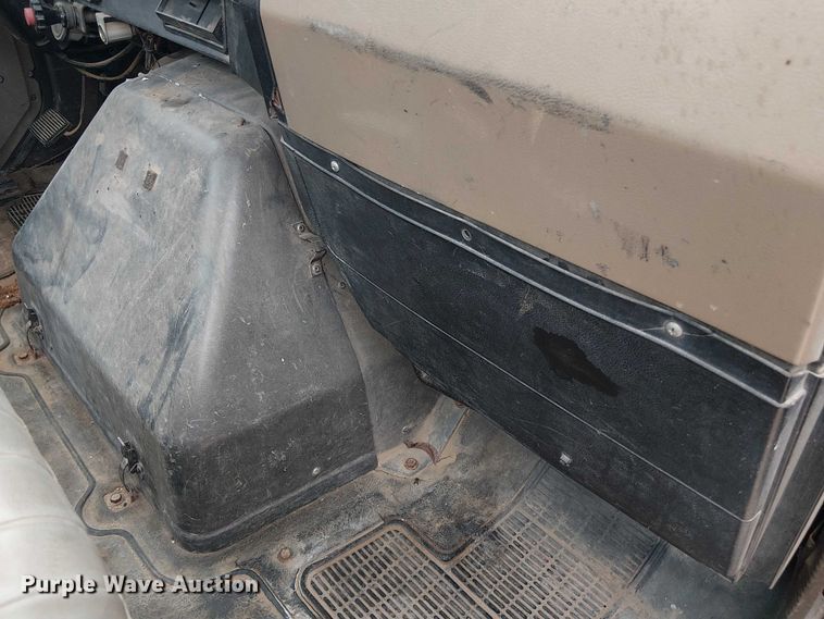 image for item DU3117 1993 International 4900 semi truck